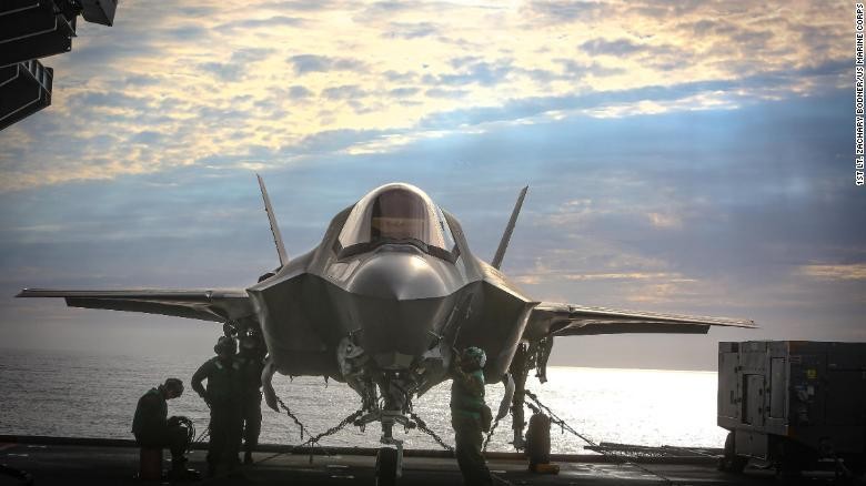 Một chiếc F-35 của Mỹ triển khai trên tàu HMS Queen Elizabeth của Anh trong một cuộc tập trận (Ảnh: CNN) Một chiếc F-35 của Mỹ triển khai trên tàu HMS Queen Elizabeth của Anh trong một cuộc tập trận (Ảnh: CNN)