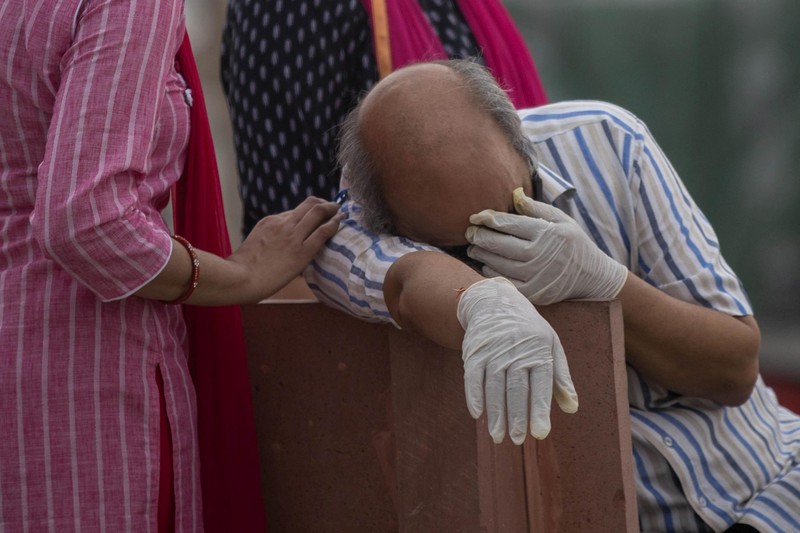 Người đàn ông ở bang Uttar Pradesh vật vã trong nỗi đau mất người thân vì COVID-19, ngày 6/5 (Ảnh: Reuters)