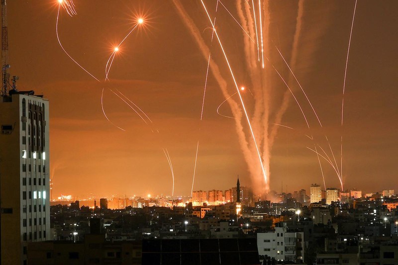 Hàng loạt rocket từ Dải Gaza phóng về phía lãnh thổ Israel (Ảnh: AFP)