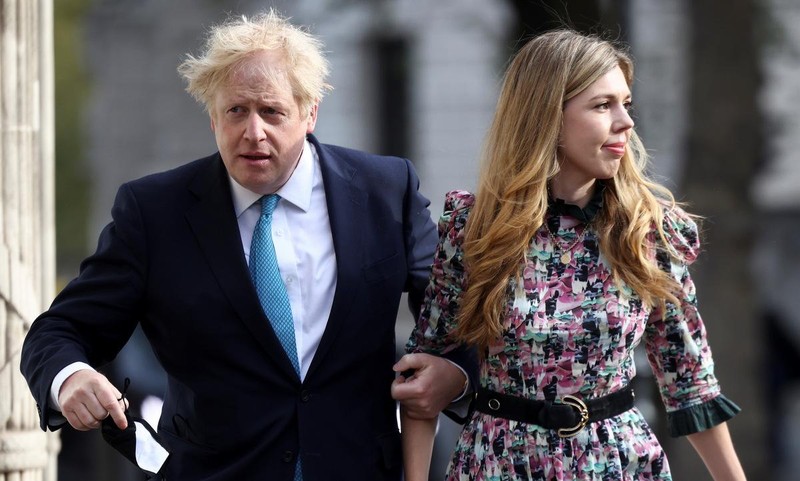 Johnson và Symonds đi bỏ phiếu hôm 6/5. Ảnh: Reuters.