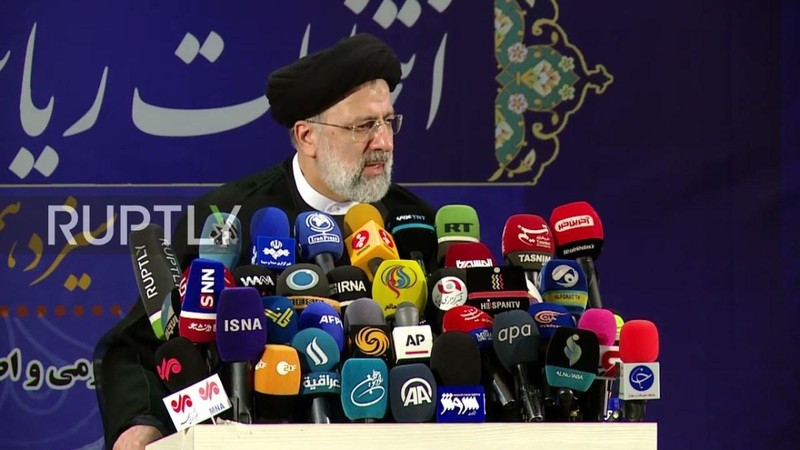 Ông Raisi trong một bài phát biểu trước các hãng truyền thông nước ngoài (Ảnh: RT)
