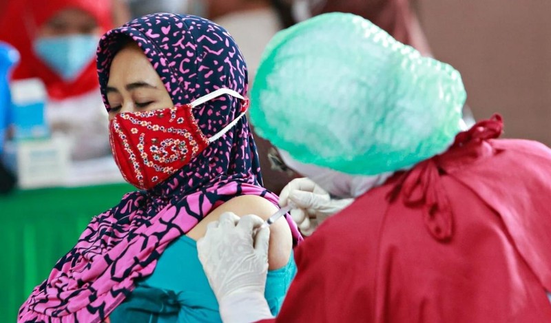 Một người phụ nữ đang được tiêm vaccine COVID-19 ở Indonesia (Ảnh: Reuters) Một người phụ nữ đang được tiêm vaccine COVID-19 ở Indonesia (Ảnh: Reuters)