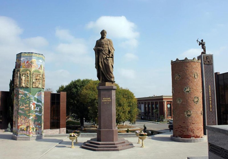 Tượng nhà thơ Nizami Ganjavi tại Ganja, Azerbaijan (Ảnh: Internet)