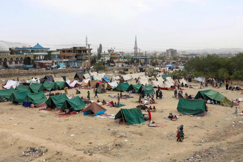 Một công viên ở Kabul chật cứng người tháo chạy khỏi chiến sự đến từ các tỉnh phía Bắc (Ảnh: AP)