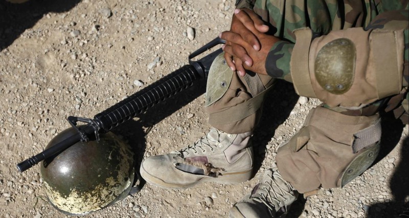 Nhiều binh sĩ chính phủ chưa chiến đấu đã buông súng (Ảnh: Daily Beast)