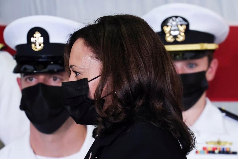 Phó Tổng thống Mỹ Kamala Harris thăm tàu USS Tulsa ở Singapore hôm đầu tuần này (Ảnh: Reuters)