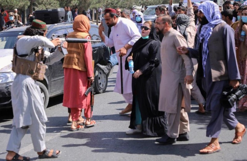 Một chiến binh Taliban chĩa súng về phía những người tuần hành phản đối Pakistan trước cửa Đại sứ quán Pakistan (Ảnh: Reuters) Một chiến binh Taliban chĩa súng về phía những người tuần hành phản đối Pakistan trước cửa Đại sứ quán Pakistan (Ảnh: Reuters)