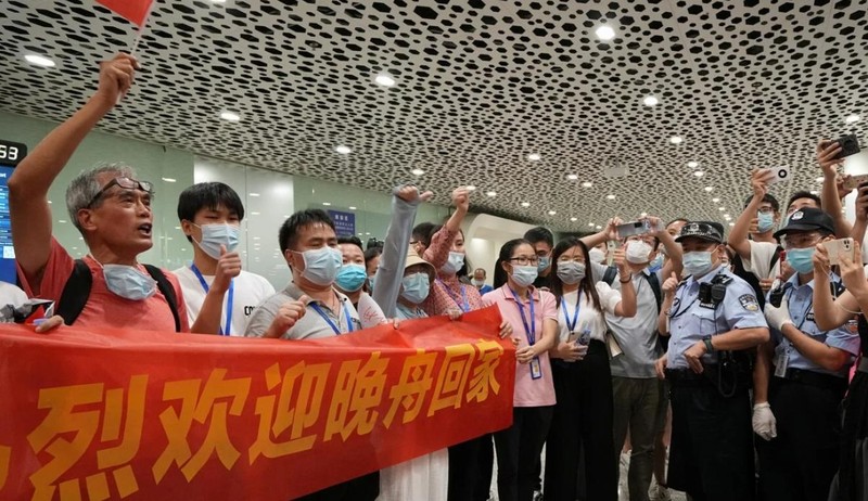 Nhiều người ủng hộ tới tận sân bay để đón bà Mạnh Vãn Chu (Ảnh: Reuters)