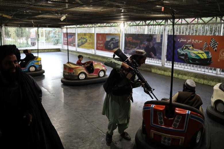 Các binh sĩ Taliban vui chơi trong công viên ở thủ đô Kabul, Afghanistan (Ảnh: Reuters). Các binh sĩ Taliban vui chơi trong công viên ở thủ đô Kabul, Afghanistan (Ảnh: Reuters).