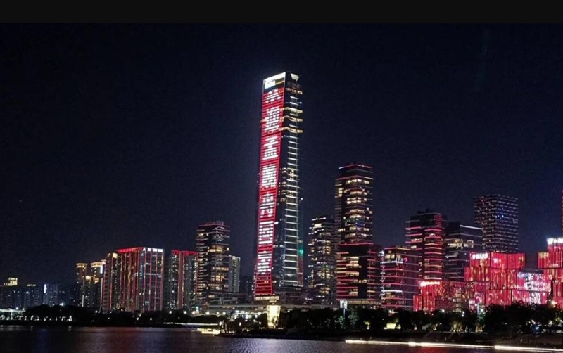 Một tòa cao ốc đăng thông điệp chào mừng bà Mạnh Vãn Chu về nước (Ảnh: Weibo)