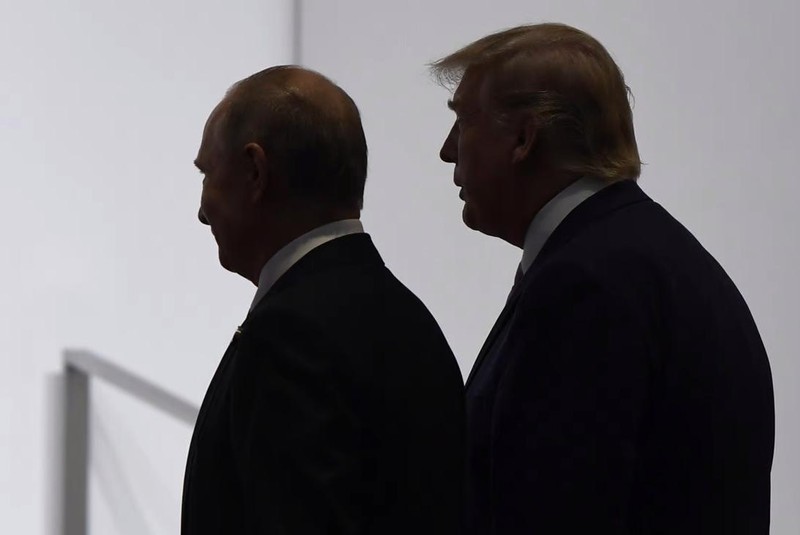 Tổng thống Putin và Tổng thống Trump trước khi chụp ảnh chung tại Hội nghị thượng đỉnh G20 ở Osaka, Nhật Bản năm 2019 (Ảnh: AP)