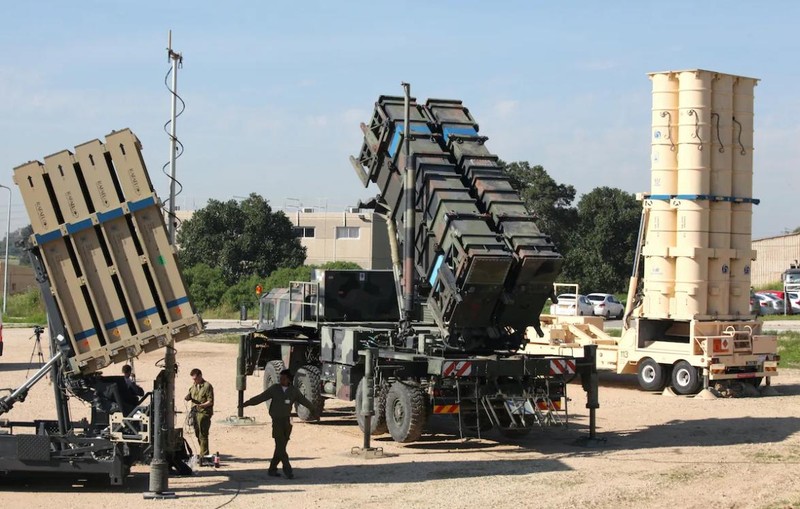 Hệ thống Vòm Sắt, Patriot và Arrow 3 tại một căn cứ quân sự của Israel (Ảnh: AFP) Hệ thống Vòm Sắt, Patriot và Arrow 3 tại một căn cứ quân sự của Israel (Ảnh: AFP)