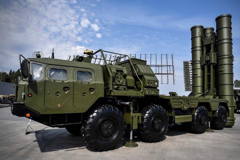 Hệ thống S-400 của Nga tại một cuộc triển lãm quốc phòng gần Moscow (Ảnh: AP)