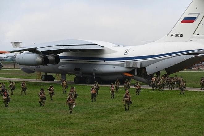 Binh sĩ Nga tập trận tại khu vực gần biên giới với Ukraine hồi tháng 4 (Ảnh: NYT).