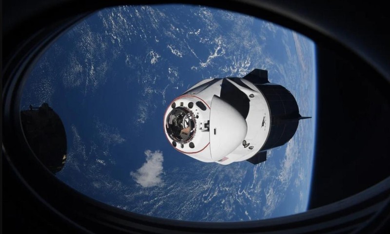 Tàu Crew Dragon của SpaceX đang tiếp cận ISS (Ảnh: AP)
