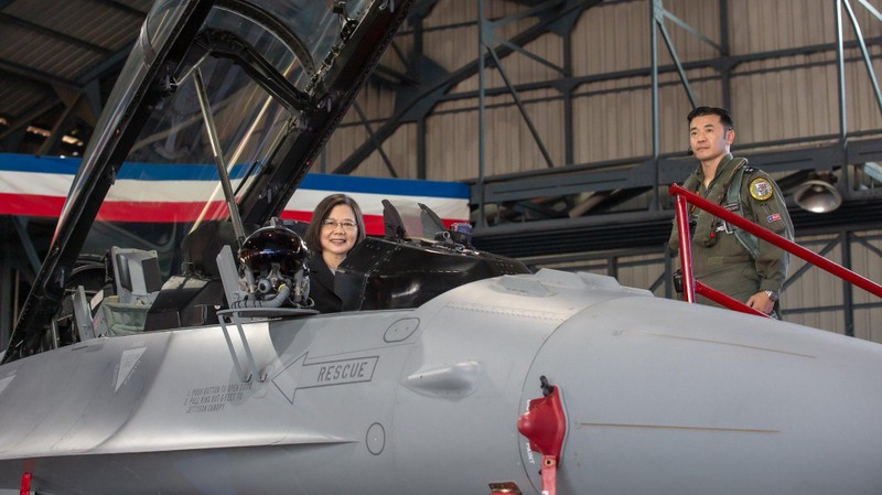 Lãnh đạo Đài Loan Thái Anh Văn trong buổi lễ ra mắt phi đội F-16V hôm 18/11 (Ảnh: Twitter) Lãnh đạo Đài Loan Thái Anh Văn trong buổi lễ ra mắt phi đội F-16V hôm 18/11 (Ảnh: Twitter)