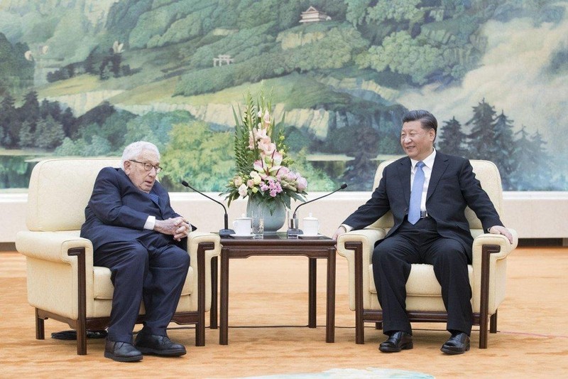 Ông Henry Kissinger là vị khách đáng kính đối với nhiều lãnh đạo Trung Quốc, trong đó có Chủ tịch Tập Cận Bình (Ảnh: Xinhua)