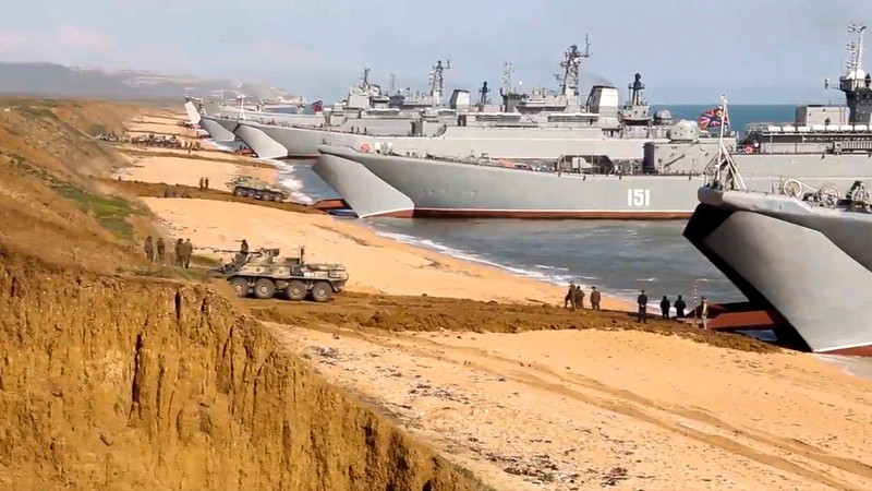 Binh sĩ Nga lên các tàu đang neo ở Crimea trong một cuộc tập trận. Ảnh được công bố ngày 23/4/2021 (Ảnh: Bộ Quốc phòng Nga) Binh sĩ Nga lên các tàu đang neo ở Crimea trong một cuộc tập trận. Ảnh được công bố ngày 23/4/2021 (Ảnh: Bộ Quốc phòng Nga)