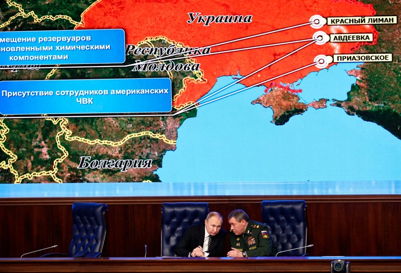 Tổng thống Putin và tướng Valery Gerasimov tại một hội nghị bàn về việc Mỹ các nhà thầu quốc phòng tới khu vực phía Đông Ukraine (Ảnh: AP) Tổng thống Putin và tướng Valery Gerasimov tại một hội nghị bàn về việc Mỹ các nhà thầu quốc phòng tới khu vực phía Đông Ukraine (Ảnh: AP)