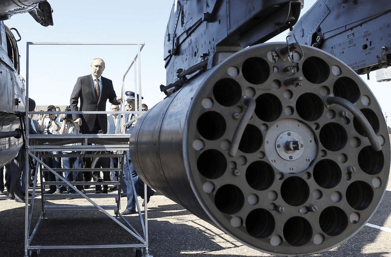 Tổng thống Putin quan sát một trực thăng chiến đấu tại một căn cứ ở Korenovsk, Nga (Ảnh: AFP) Tổng thống Putin quan sát một trực thăng chiến đấu tại một căn cứ ở Korenovsk, Nga (Ảnh: AFP)