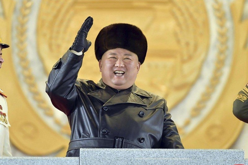 Lãnh đạo Triều Tiên Kim Jong-un trong cuộc diễu binh hồi tháng 1/2021 (Ảnh: AP)