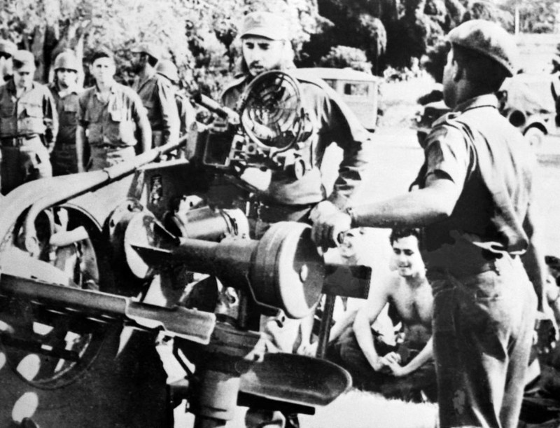 Chủ tịch Cuba Fidel Castro kiểm tra các loại vũ khí, giữa lúc khủng hoảng tên lửa Cuba năm 1962 (Ảnh: AFP) Chủ tịch Cuba Fidel Castro kiểm tra các loại vũ khí, giữa lúc khủng hoảng tên lửa Cuba năm 1962 (Ảnh: AFP)