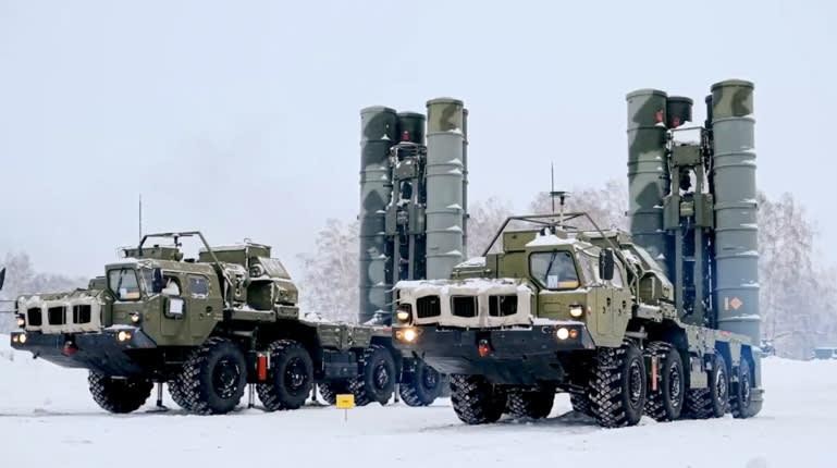 Hệ thống phòng không S-400 của Nga trong một cuộc tập trận ở Siberia (Ảnh: AP) Hệ thống phòng không S-400 của Nga trong một cuộc tập trận ở Siberia (Ảnh: AP)