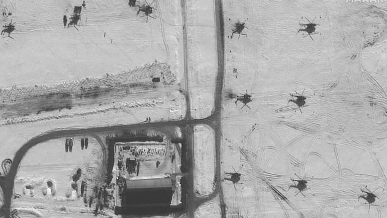 Nhiều trực thăng quân sự xuất hiện trong bức ảnh chụp Valuyki, Nga, cách biên giới Ukraine khoảng 35 km, trong hôm 15/2. Maxar cho rằng hơn 20 trực thăng đã được triển khai tới khu vực này (Ảnh: Maxar) Nhiều trực thăng quân sự xuất hiện trong bức ảnh chụp Valuyki, Nga, cách biên giới Ukraine khoảng 35 km, trong hôm 15/2. Maxar cho rằng hơn 20 trực thăng đã được triển khai tới khu vực này (Ảnh: Maxar)