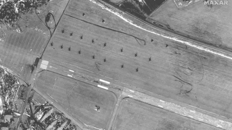 Ảnh chụp căn cứ không quân Lida ở Belarus, cách biên giới Ukraine khoảng 220 km, cho thấy một số trực thăng quân sự. Maxar ước tính có ít nhất 50 trực thăng đã được triển khai trong khu vực này (Ảnh: Maxar) Ảnh chụp căn cứ không quân Lida ở Belarus, cách biên giới Ukraine khoảng 220 km, cho thấy một số trực thăng quân sự. Maxar ước tính có ít nhất 50 trực thăng đã được triển khai trong khu vực này (Ảnh: Maxar)
