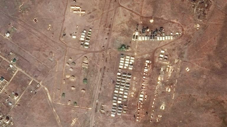 Nhiều cơ sở được trông thấy ở Novoozernoye, bán đảo Crimea trong hôm 18/2. Maxar nói rằng chúng là lều của binh sĩ và bệnh viện dã chiến. Các bức ảnh khác cho thấy nhiều phương tiện thiết giáp, xe chiến đấu bộ binh (Ảnh: Maxar) Nhiều cơ sở được trông thấy ở Novoozernoye, bán đảo Crimea trong hôm 18/2. Maxar nói rằng chúng là lều của binh sĩ và bệnh viện dã chiến. Các bức ảnh khác cho thấy nhiều phương tiện thiết giáp, xe chiến đấu bộ binh (Ảnh: Maxar)