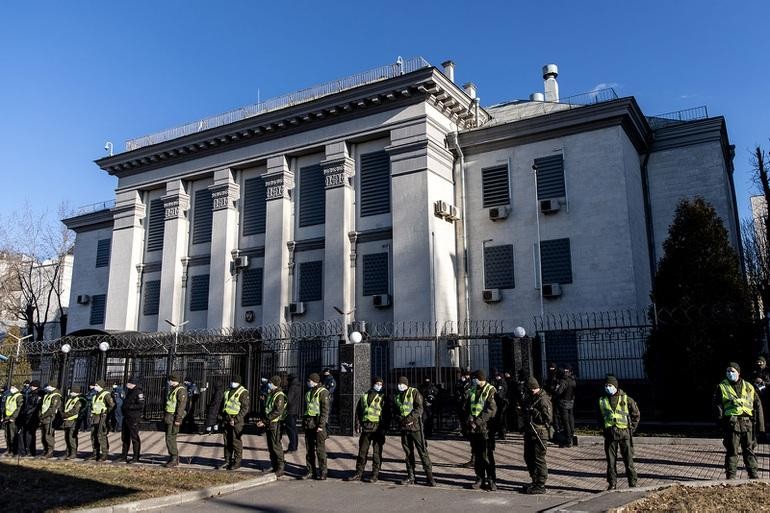 Nhân viên an ninh gác bên ngoài Đại sứ quán Nga ở Kiev hôm 22/2 (Ảnh: Getty).