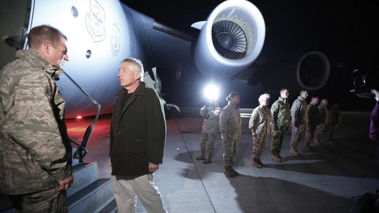 Cựu Bộ trưởng Quốc phòng Mỹ Chuck Hagel tại căn cứ không quân Manas, Kyrgyzstan năm 2013 (Ảnh: Getty)