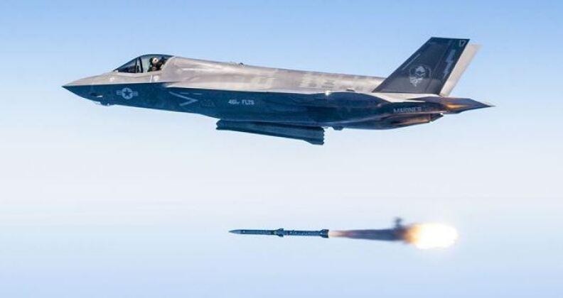 F-35 phóng tên lửa AIM-120 (Ảnh: Military Watch) F-35 phóng tên lửa AIM-120 (Ảnh: Military Watch)