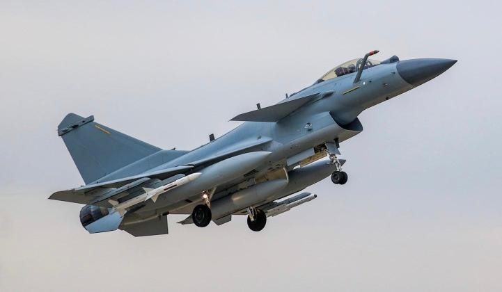 J-10C được trang bị tên lửa PL-15 và PL-10 (Ảnh: Military Watch) J-10C được trang bị tên lửa PL-15 và PL-10 (Ảnh: Military Watch)