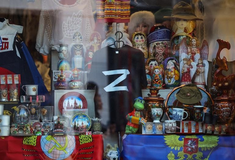 Chiếc áo phông được in chữ Z - ký tự trên các xe quân sự của Nga Ukraine - bên trong một cửa hàng bán đồ lưu niệm ở Moscow (Ảnh: Reuters). Chiếc áo phông được in chữ Z - ký tự trên các xe quân sự của Nga Ukraine - bên trong một cửa hàng bán đồ lưu niệm ở Moscow (Ảnh: Reuters).