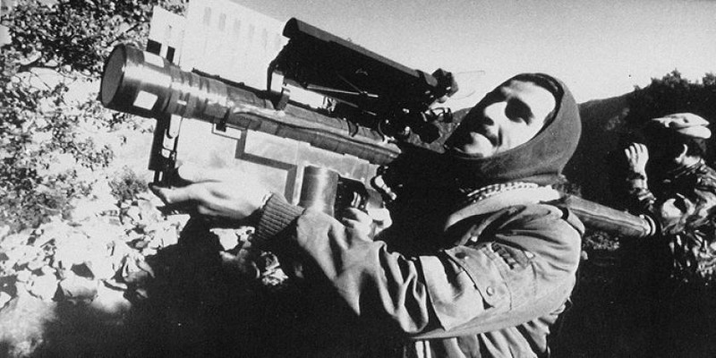 Một chiến binh thánh chiến ở Afghanistan cầm tên lửa Stinger do phương Tây cung cấp (Ảnh: MW)