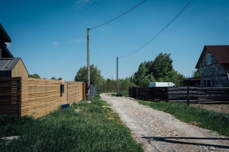 Hình ảnh con đường có chiếc cột điện thoại bị cắm sai chỗ khiến binh sĩ Nga tưởng đó là đường cụt (Ảnh: Al Jazeera)