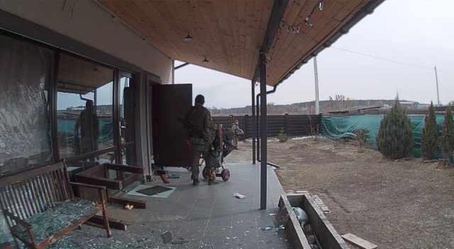 Hình ảnh binh sĩ Nga bước ra từ nhà của họ được camera ghi lại (Ảnh: Vadym Smirnov)