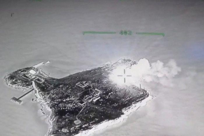 Một bức ảnh chụp bằng drone cho thấy một đám cháy trên Đảo Rắn ngày 8/5 (Ảnh: Reuters)