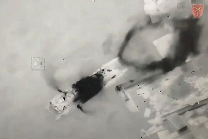 Một đoạn băng mà quân đội Ukraine công bố cho thấy một đòn tấn công nhằm vào tàu của Nga tại Đảo Rắn, ngày 7/5 (Ảnh: Reuters)