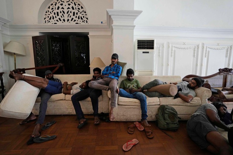 Người biểu tình Sri Lanka ngồi và nằm trên ghế sofa trong khu nhà ở tổng thống hôm 10/7 (Ảnh: AP) Người biểu tình Sri Lanka ngồi và nằm trên ghế sofa trong khu nhà ở tổng thống hôm 10/7 (Ảnh: AP)