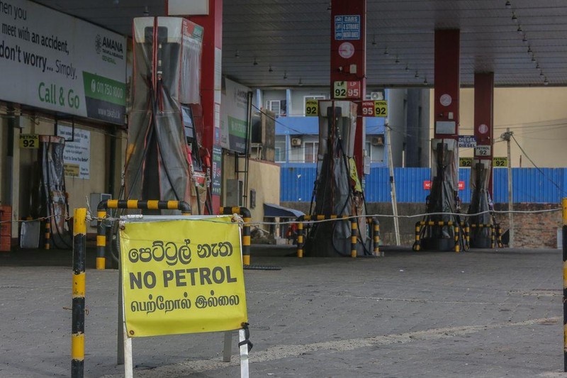 Biển báo không còn xăng để bán tại một trạm xăng ở Colombo, Sri Lanka (Ảnh: Reuters) Biển báo không còn xăng để bán tại một trạm xăng ở Colombo, Sri Lanka (Ảnh: Reuters)