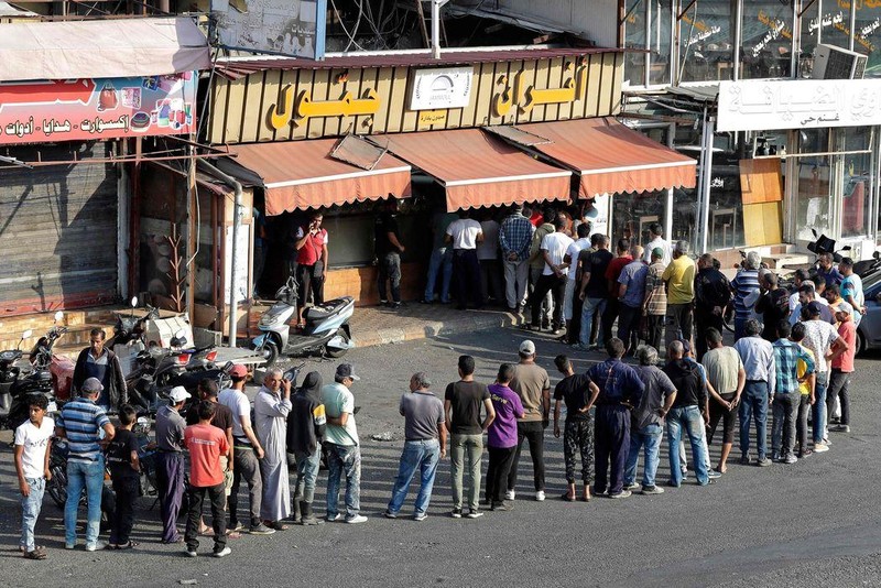 Người dân xếp hàng dài chờ mua bánh mì ở Sidon, Lebanon hồi tháng trước (Ảnh: Getty) Người dân xếp hàng dài chờ mua bánh mì ở Sidon, Lebanon hồi tháng trước (Ảnh: Getty)