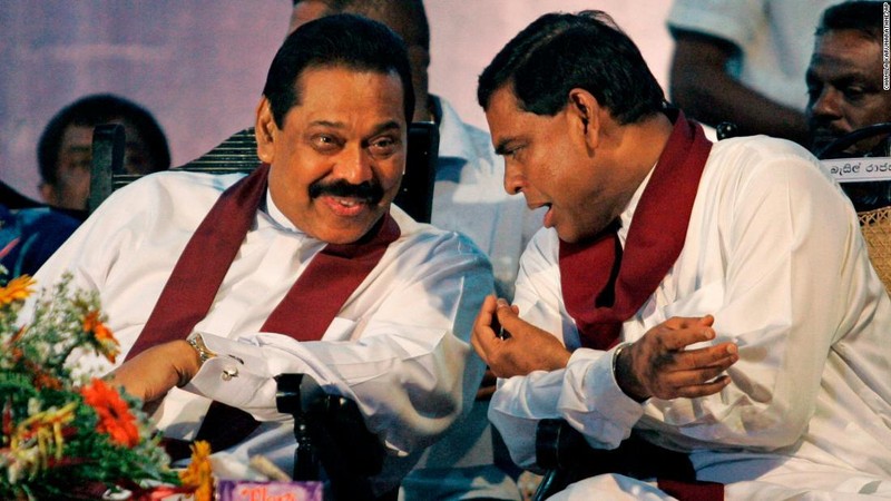 Ông Mahinda Rajapaksa và em trai Basil Rajapaksa trong ảnh chụp ngày 4/4/2010 (Ảnh: CNN) Ông Mahinda Rajapaksa và em trai Basil Rajapaksa trong ảnh chụp ngày 4/4/2010 (Ảnh: CNN)