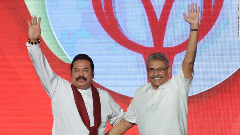 Ông Mahinda (trái) và em trai mình, ông Gotabaya ở Colombo, Sri Lanka năm 2019 (Ảnh: CNN) Ông Mahinda (trái) và em trai mình, ông Gotabaya ở Colombo, Sri Lanka năm 2019 (Ảnh: CNN)