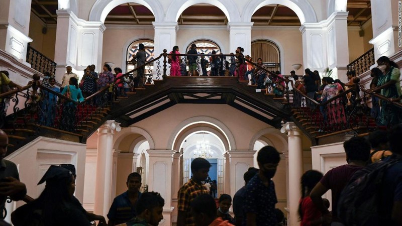 Người biểu tình ập vào tư dinh của Tổng thống Sri Lanka (Ảnh: CNN) Người biểu tình ập vào tư dinh của Tổng thống Sri Lanka (Ảnh: CNN)