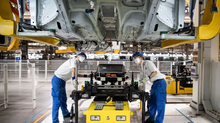 Công nhân làm việc tại xưởng lắp ráp xe hơi của SAIC Motor (Ảnh: AP) Công nhân làm việc tại xưởng lắp ráp xe hơi của SAIC Motor (Ảnh: AP)