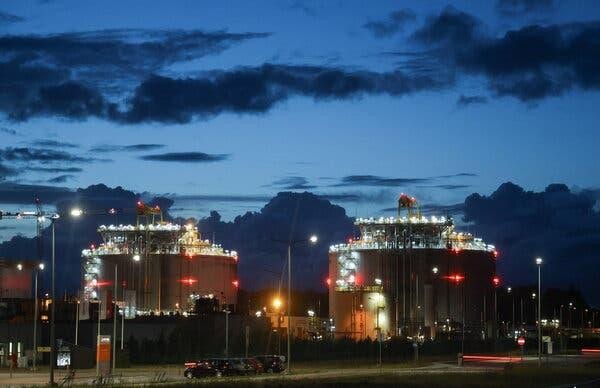 Một nhà máy khí hóa lỏng của Ba Lan đặt tại Swinoujscie (Ảnh: AP)