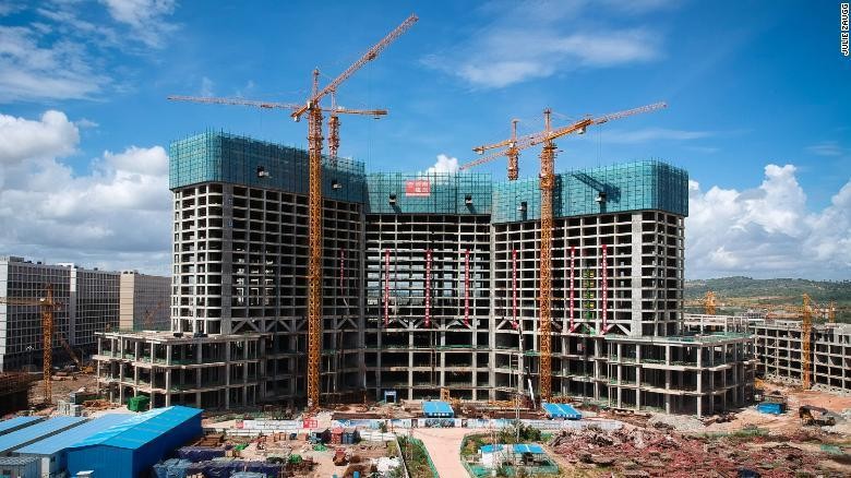 Hàng loạt khu phức hợp, nhà hàng khách sạn, sòng bạc nổi lên ở Sihanoukville. (Ảnh: CNN) Hàng loạt khu phức hợp, nhà hàng khách sạn, sòng bạc nổi lên ở Sihanoukville. (Ảnh: CNN)