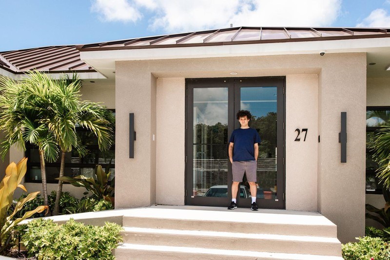 Sam Bankman-Fried đứng trước trụ sở của FTX tại Bahamas trong tháng trước (Ảnh: WSJ) Sam Bankman-Fried đứng trước trụ sở của FTX tại Bahamas trong tháng trước (Ảnh: WSJ)